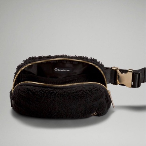 Lululemon black Sherpa belt bag - Picture 2 of 6